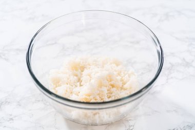 Cilantro Lime Rice. Kişniş limonlu pilav hazırlamak için karıştırma kabındaki malzemeleri karıştırıyorum..