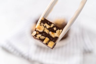 Mutfak maşasıyla ev yapımı çikolatalı fındıklı şekerleme..