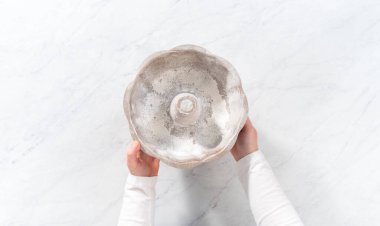 Düz yatıyordu. Krem peynirli kırmızı kadife keke yağlı metal kek kalıbı..