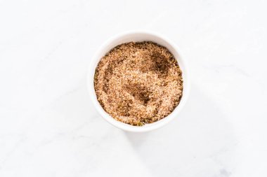 Meksika karpuzu için kırmızı limon tuzu hazırlamak için küçük bir bardakta karıştırma malzemesi..