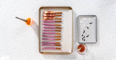 Düz yatıyordu. Çubuk krakerleri erimiş çikolataya batırıp Cadılar Bayramı 'nda çikolata kaplı çubuk kraker yapmak..