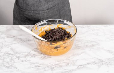 Büyük bir bardakta karışımı karıştırarak çikolatalı kabaklı kek ve karamel karışımı..