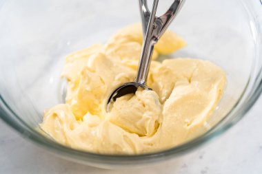 Krem peynirli kırmızı kadife kek pişirmek için pasta tereyağlı metal demet kek tepsisi dolduruyorum.