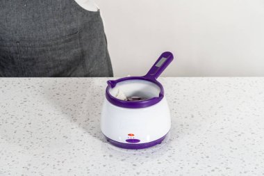 Çikolata parçalarını eritip Cadılar Bayramı 'nda çikolata kaplı çubuk çubuk kraker yapmak..