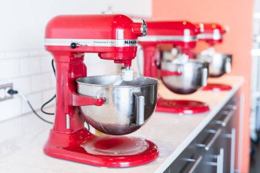 Denver, Colorado, ABD-30 Ekim 2021 - Aşçılık sınıfında kırmızı ayaklı mutfak mikserleri sırası.