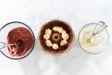 Düz yatıyordu. Krem peynirli kırmızı kadife kek pişirmek için pasta tereyağlı metal demet kek tepsisi dolduruyorum.