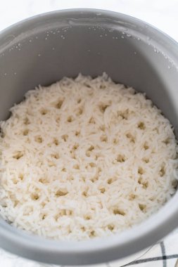 Cilantro Lime Rice. Pirinç fırınında uzun pirinç pişirmek..