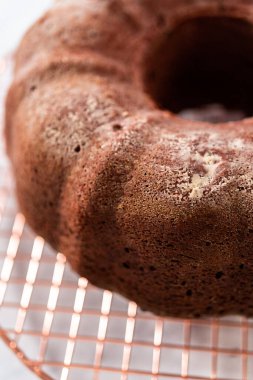 Mutfak tezgahında taze pişmiş kırmızı kadife kek..