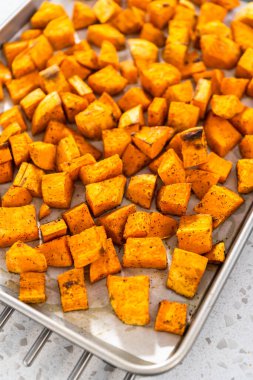 Düz yatıyordu. Mutfak tezgahında kızartılmış tatlı patates..