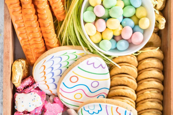 Assembling Charcuterie Board Easter Candies Cookies Marshmallows — Stock Photo, Image