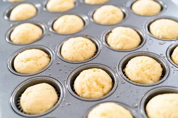 Chlazení Čerstvě Upečené Americké Vlajky Mini Cupcakes Kuchyňské Lince — Stock fotografie