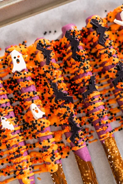 Het Dompelen Van Pretzel Staven Gesmolten Chocolade Halloween Chocolade Bedekte — Stockfoto