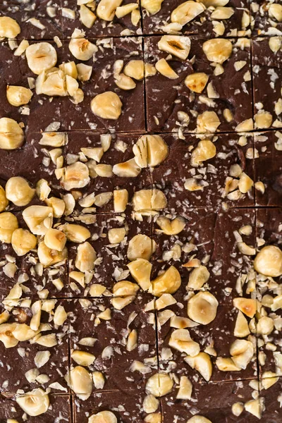 Шоколадный Ореховый Шоколад Помощью Колесного Резака Резки Мелкие Квадратные Кусочки — стоковое фото