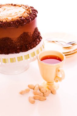 Fıstık ezmesi mousse kek çikolatalı kek, iki kat ile dolu ve çikolata buttercream kaplı ve fıstık ezmesi mousse ile tepesinde.