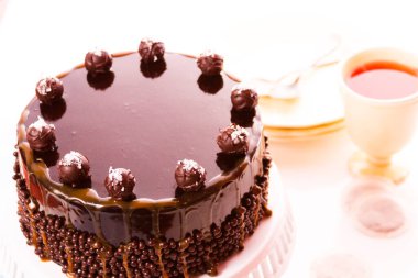 çikolata kaplı tuzlu karamel Saç köpüğü ile tuzlu karamel truffle torte çikolatalı kek katmanları ile dolu.