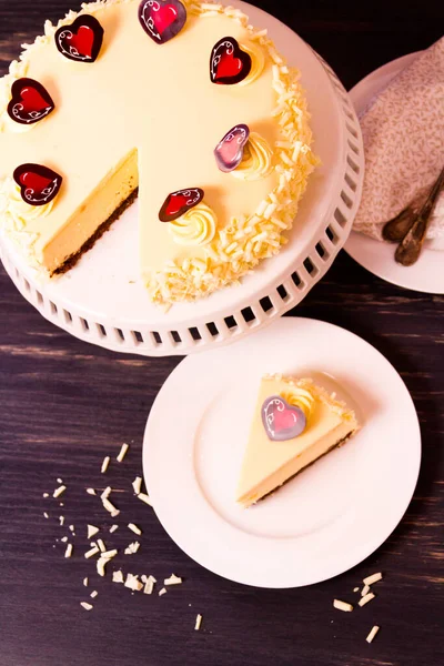 beyaz çikolatalı cheesecake kek kabuk içinde beyaz çikolata ganache kaplı beyaz Çikolatalı Krem Peynir dolgulu ile.