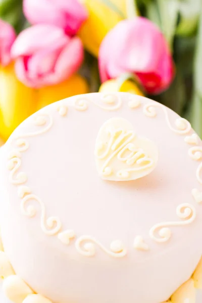 蜂蜜と注入し ホワイト チョコレートで覆われているラベンダーのムースの層で満たされたスポンジ ケーキで作られた白いチョコレートの蜂蜜ラベンダー ケーキ — ストック写真
