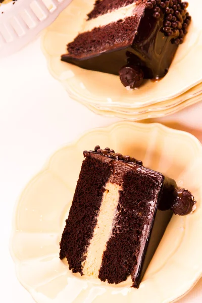 塩キャラメルのトリュフ チョコレートトルテ チョコレート ケーキの層は塩キャラメルのムース チョコレートで覆われているでいっぱい — ストック写真