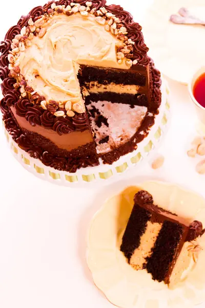Mogyoróvaj Mousse Torta Csokoládétorta Két Réteg Töltött Tetején Mousse Mogyoróvaj — Stock Fotó