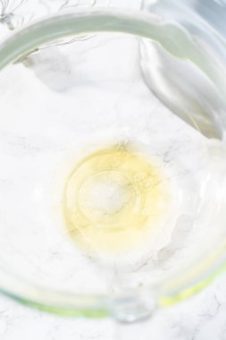 Paskalya kurabiyesi pişirmek için mutfak mikseri malzemelerini karıştırıyorum..