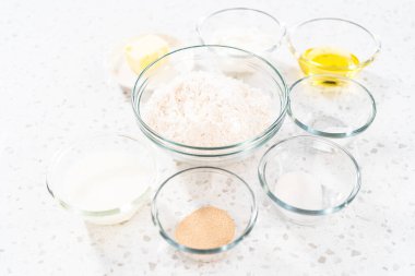 Naan Dippers pişirmek için cam karıştırma kabında ölçülmüş malzemeler..