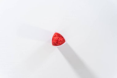 Düz yatıyordu. Sevgililer Günü 'nde çikolata kaplı çubuk çubuk kraker yapmak için silikon bardakta erimiş çikolata parçaları..