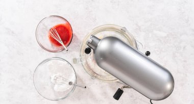 Düz yatıyordu. Çilekli tereyağlı kremayı çırpmak çırpılmış çırpılmış çırpılmış çırpılmış çırpılmış çırpılmış çırpılmış elektrikle karıştırmak..