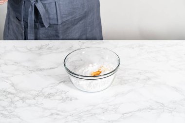 Eggnog cila yapmak için malzemeleri çırpma makinesiyle karıştırıyorum..