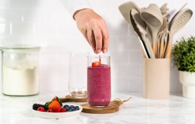 Taze meyve suyu ve taze böğürtlenli süsleme..