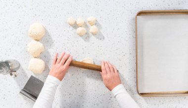 Düz yatıyordu. Fransız merdanesiyle yuvarlanan ekmek hamuru naan dippers pişirmek için.