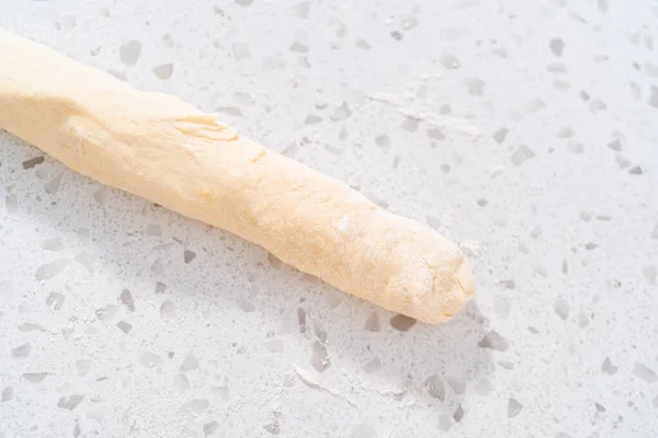 Fransız Merdanesiyle Yuvarlanan Ekmek Hamuru Naan Dippers Pişirmek Için — Stok fotoğraf
