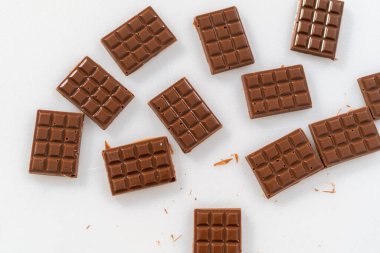 Silikon çikolata kalıbından küçük çikolataları alıp beyaz bir kesme tahtasına koymak..