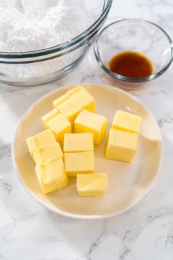 Kadehlerin içindeki ölçülü malzemeler. Karıştırma kâseleri. Mezar pembesi kremalı dondurma yapmak için..