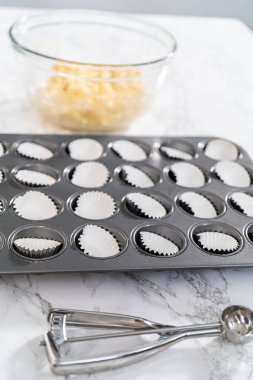 Hamur kepçesiyle kek hamuru pişirip kek tepsisine koymak ve kremalı mini vanilyalı kek pişirmek..