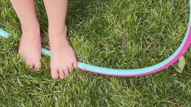 Bir yaz günü banliyöde hulahop çalan küçük bir kız..