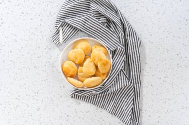 Düz yatıyordu. Beyaz bir tabakta ev yapımı naan dippers servis ediyorum..