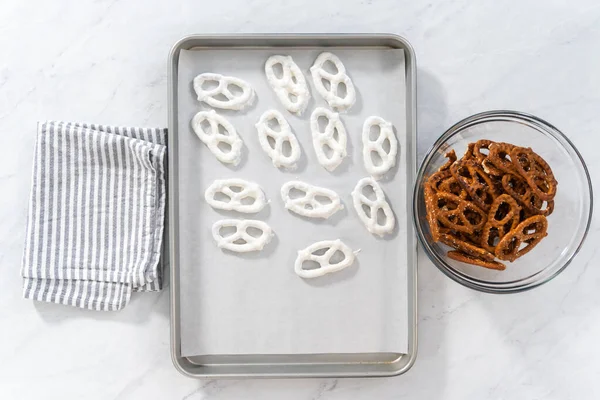 Flat Lay Drizzling Melted Chocolate Chocolate Dipped Pretzels Twists — Stock Photo, Image