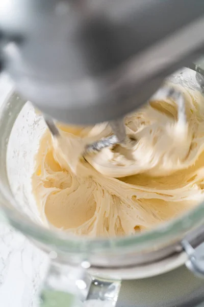 Mistura Ingredientes Cozinha Misturador Elétrico Para Fazer Cobertura Creme Manteiga — Fotografia de Stock