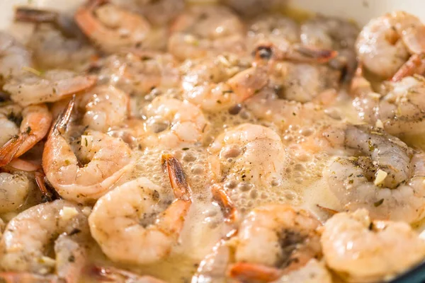 Frying Marinated Shrimp Cast Iron Frying Pan Prepare Garlic Shrimp — Stockfoto
