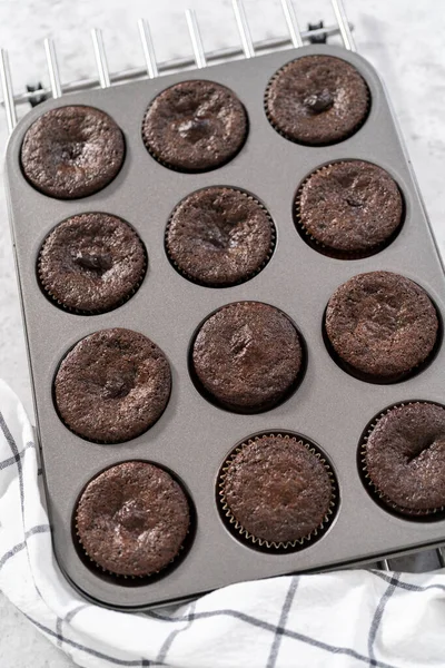 Enfriamiento Recién Horneado Cupcakes Chocolate Mostrador — Foto de Stock