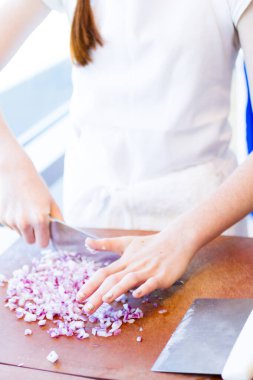 çocuklar öğrenme taze fettucini tavuk, kırmızı biber ve fesleğen pesto yapmak.