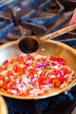 çocuklar öğrenme taze fettucini tavuk, kırmızı biber ve fesleğen pesto yapmak.