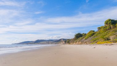 Kaliforniya 'daki El Capitan Eyalet Sahili' nin geniş kumları kış boyunca boş ve huzurlu uzanır..