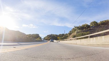 Güneşli bir kış gününün güzelliğiyle Las Cruces yakınlarındaki HWY 1 'de gezinen Kaliforniya, berrak mavi gökyüzünün arka planına karşı fevkalade kıyı manzarası sunuyor..