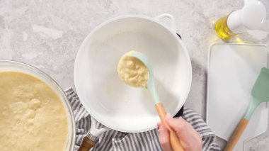 Düz yatıyordu. Adım adım. Kızarmış hindistancevizli muzlu krep yapış yapış olmayan tavada.