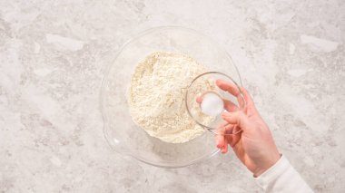 Düz yatıyordu. Adım adım. Hindistancevizli muzlu krep hazırlamak için cam karıştırma kabında malzemeleri karıştırıyorum..