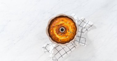 Mutfak tezgahında taze pişmiş limonlu yaban mersinli kek..