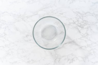 Minik Paskalya ekmeği pişirmek için cam bir kasede hamur büyütüyorum..