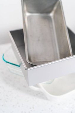 Mutfak tezgahında çeşitli temiz fırın tavaları var..