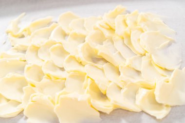 Oda sıcaklığında tuzsuz tereyağı yaymak vejetaryen parti tereyağı tahtası hazırlamak için..